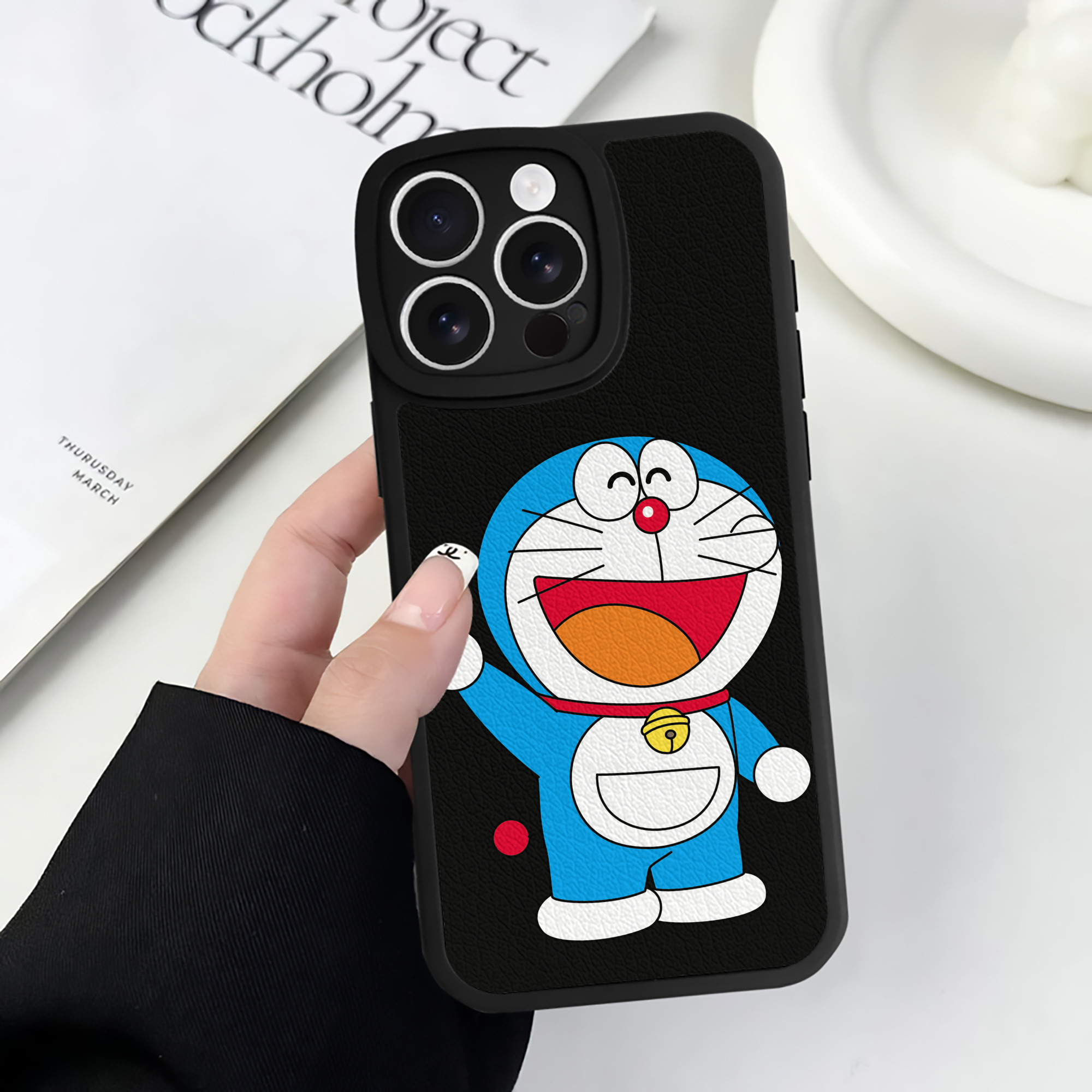 （画像用） ドラえもん Doraemon 【iPhone 16シリーズ対応】シリコンスマホケース（レザー調） 材質：シリコン